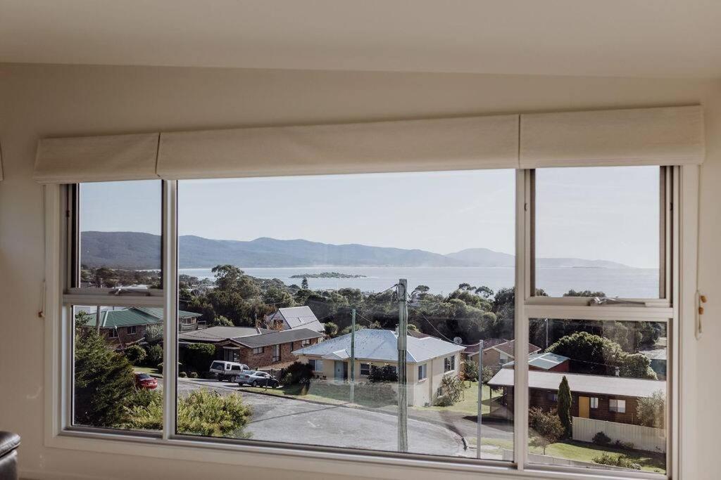 The Watch House - Panoramic Views Of Bicheno Ocean Villa Buitenkant foto